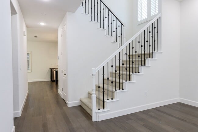 Building Photo - 4 Bed / 3 Bath San Bruno home in highly de...
