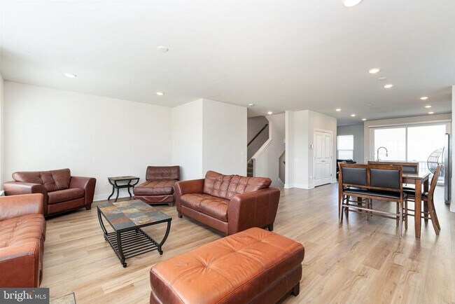 Building Photo - 1747 Riverbluff Ave