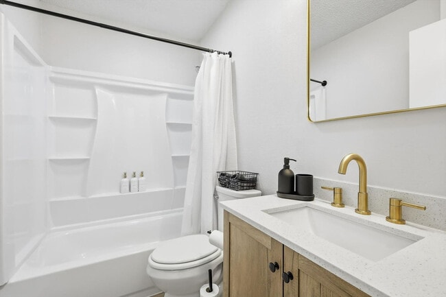 Building Photo - 2 St Charles Pl