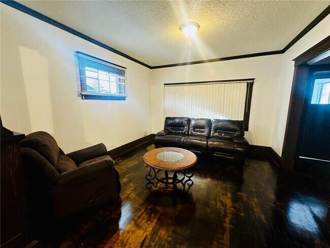 Building Photo - 246 Sidney St E