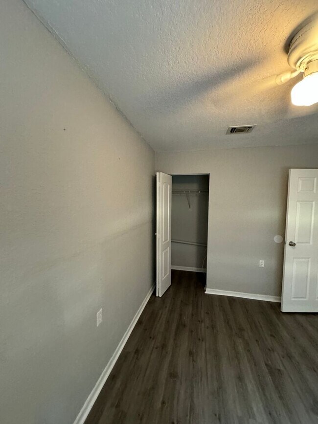 Building Photo - Come See This Beautiful Remodeled 2 Bed 1 Bath Condo in Mystic Woods! Available Now!