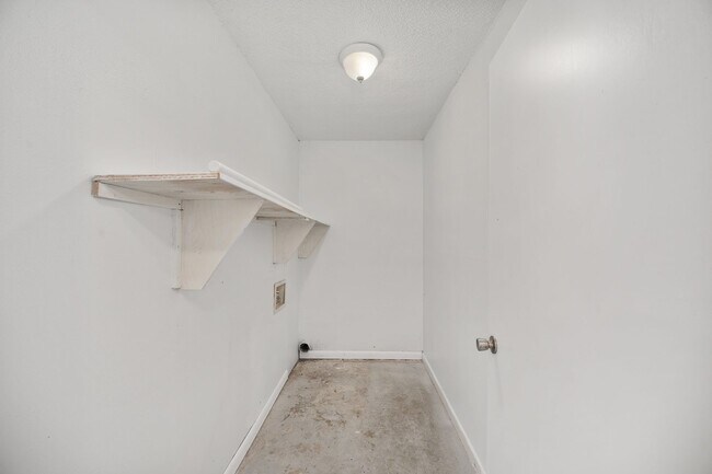 Building Photo - Spacious 3-Bedroom Home with Fireplace, Split Floor Plan & Screened Lanai in Southeast Ocala!