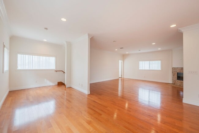 Building Photo - Spacious and Quiet Hawthorne Home!