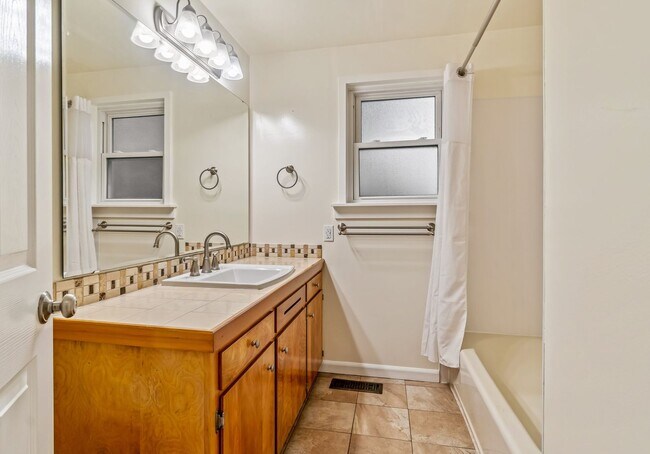 Building Photo - 6 Bedroom Home minutes from Saltwater Park...