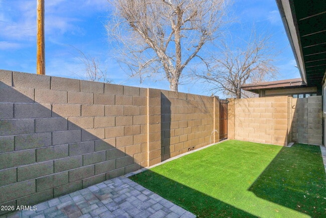 Building Photo - 1808 E Center Ln