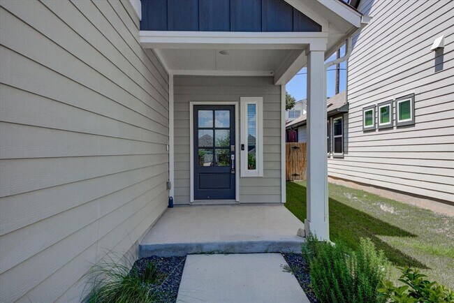 Building Photo - 15610 Ellinger Dr