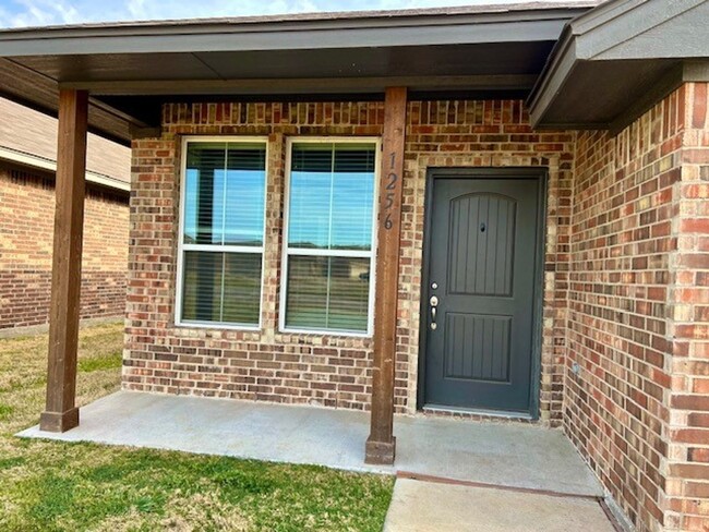 Primary Photo - SPRING MOVE IN SPECIAL