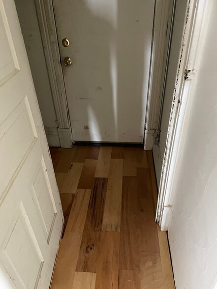 Building Photo - 731 E 5th St