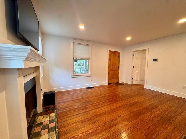 Building Photo - 687 Brownwood Ave SE
