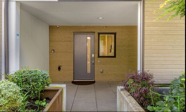 Building Photo - 722 3rd Ave N