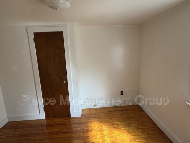 Building Photo - 26 Elm St