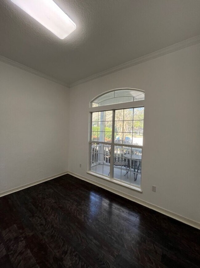 Building Photo - Beautiful and completely Renovated 3/2 fen...