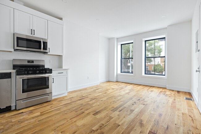 Building Photo - 480 Chauncey St