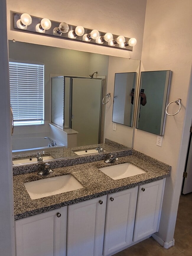 Building Photo - Great 3 bedroom 2.5 bath Two Story House f...