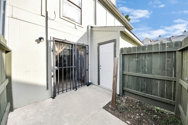 Building Photo - 12667 Windsor Village Dr