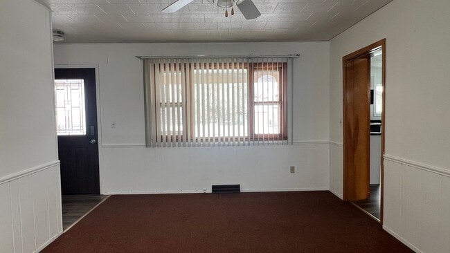 Building Photo - Lovely Spacious House in great location !!