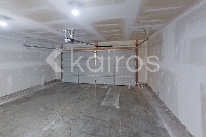 Building Photo - 127 Village Creek Dr