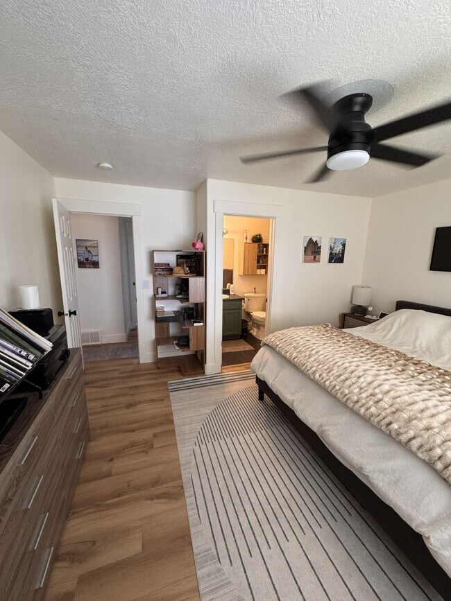 Building Photo - Beautifully Remodeled 4 Bed, 3 Bath Home with 2-Car Garage with amazing views and solar!!