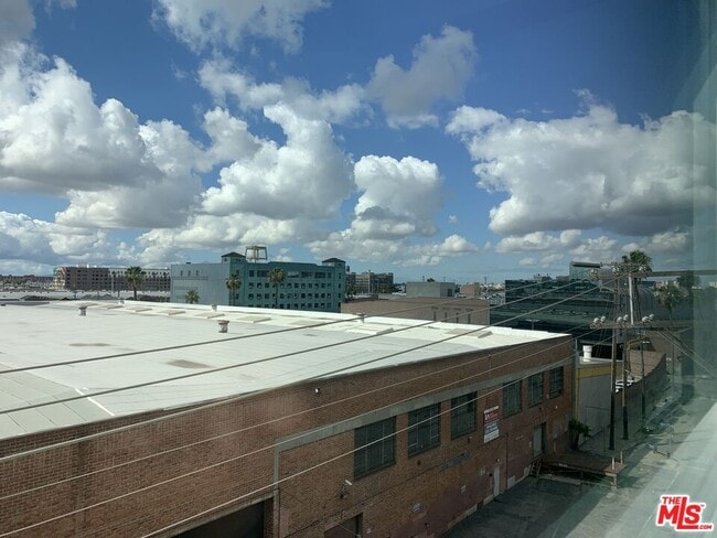 Building Photo - 530 S Hewitt St