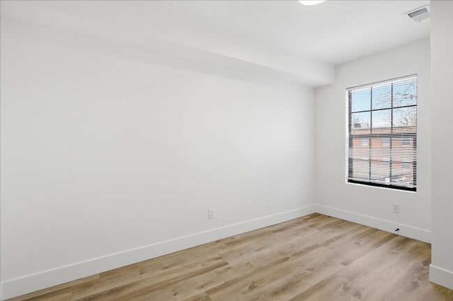 Building Photo - 1036 N Parker Ave