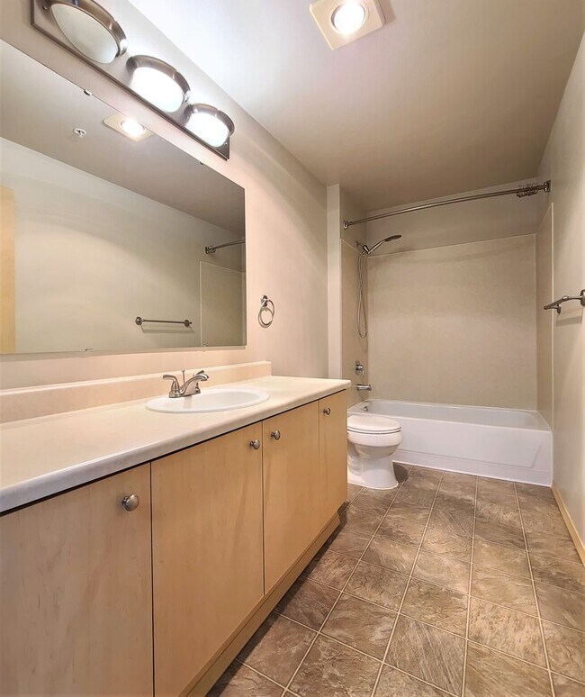 Building Photo - Everett Condo at Nautica Soundview 2 bed/2...