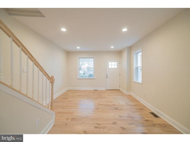 Building Photo - 253 Iona Ave