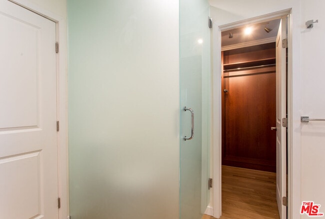 Building Photo - 5400 W 82nd St