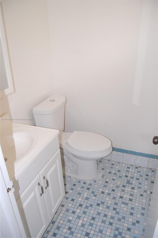Building Photo - 1334 Collins Ave