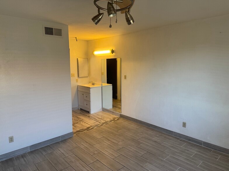 Building Photo - 2615 N Hayden Rd