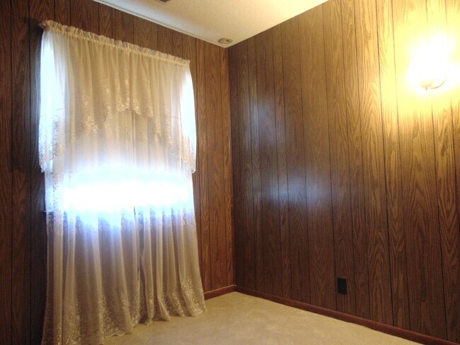 Building Photo - Fayette Family Farm House!