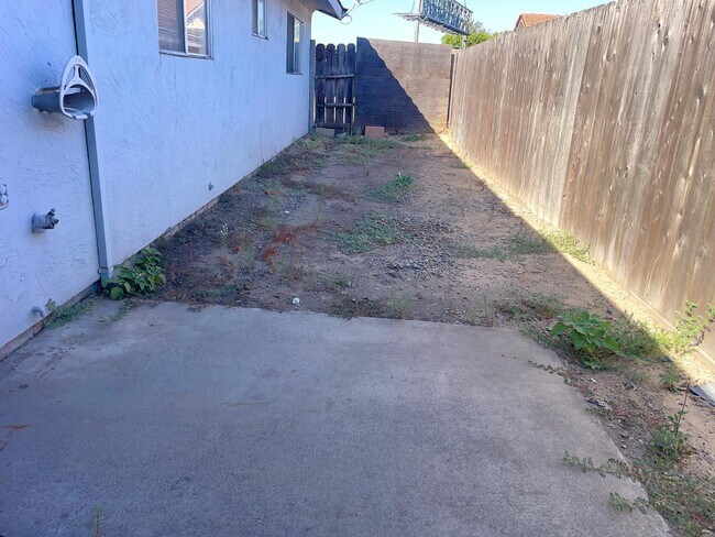 Building Photo - 302 Lovell Way