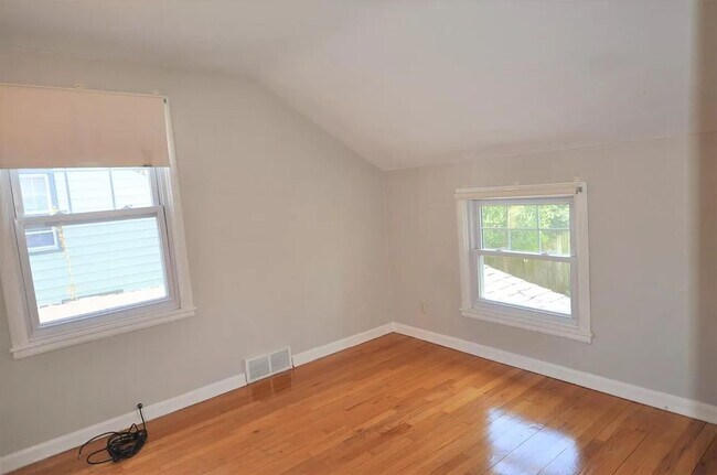 Building Photo - 906 Sylvan Ave