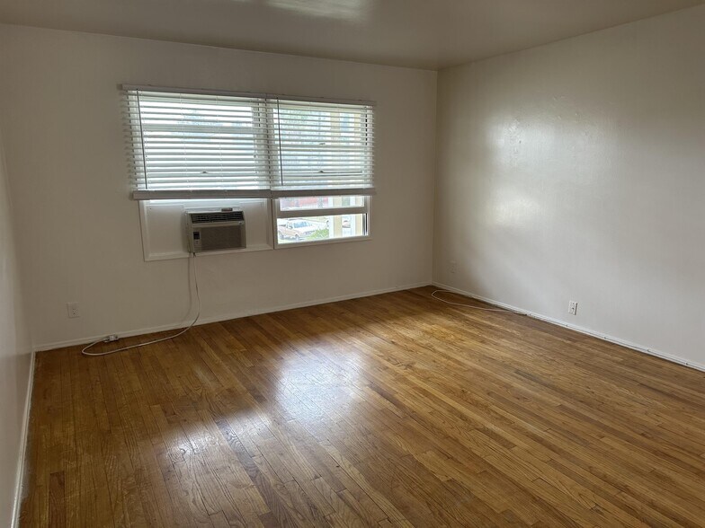 Building Photo - 2471 Silver Lake Blvd