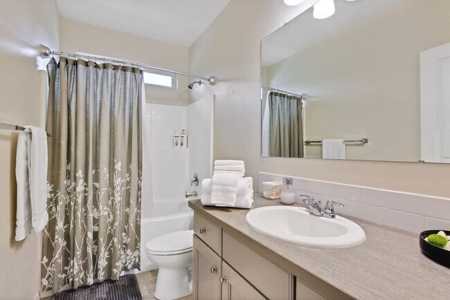 Building Photo - 2213 E Elm Grove Dr