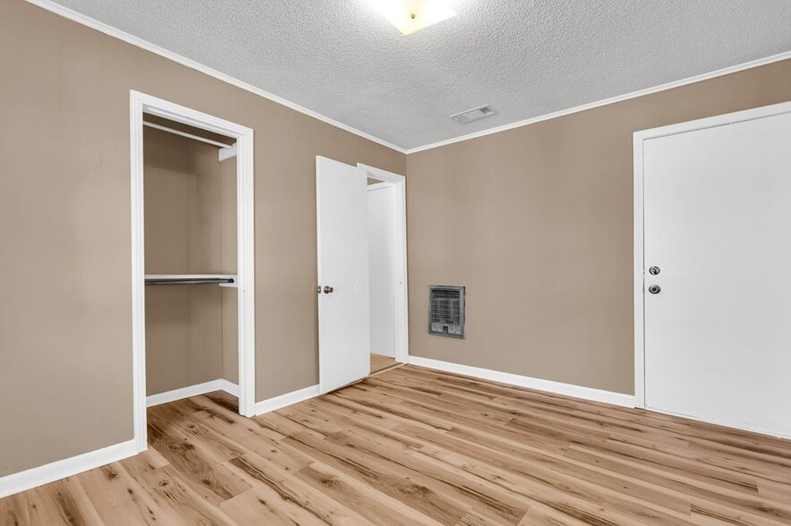 Building Photo - 433 E Jordan Ave