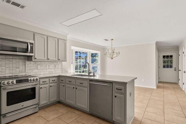 Building Photo - Beautiful 4 Bed 2.5 Bath Available Now!