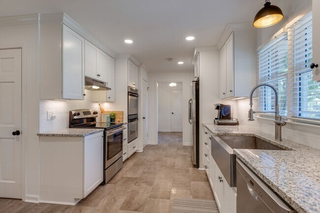 Building Photo - Stunner in North Columbia