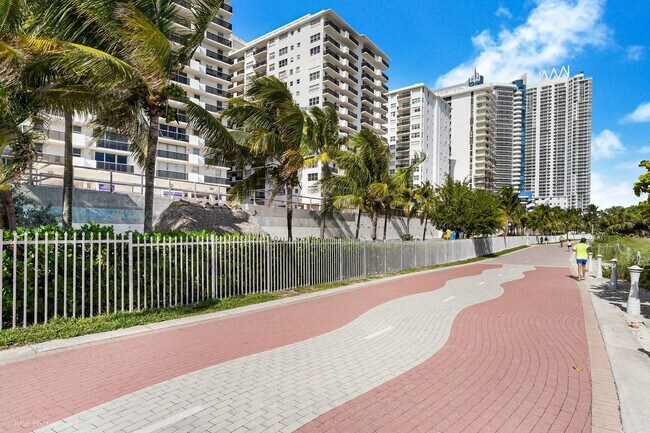 Building Photo - 6039 Collins Ave