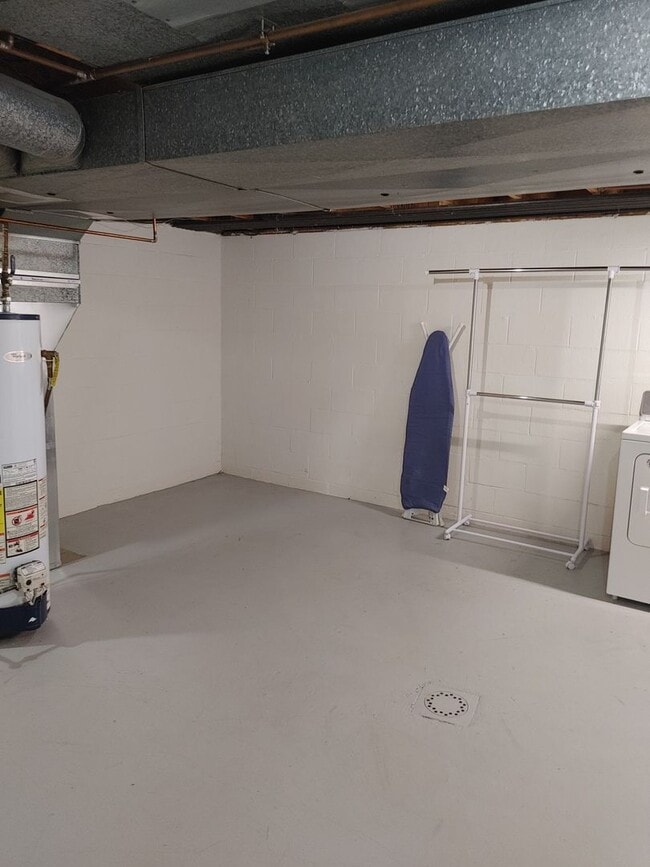 Building Photo - COZY TOWNHOME IN WILLOW TERRACE