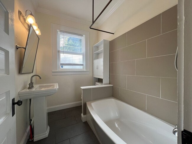 Building Photo - 2 bed and 1 bath house in Tree Streets Neigborhood.