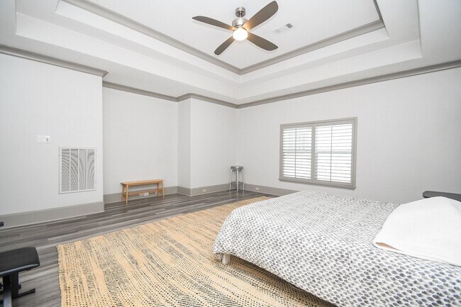 Building Photo - 2702 Tudor Manor