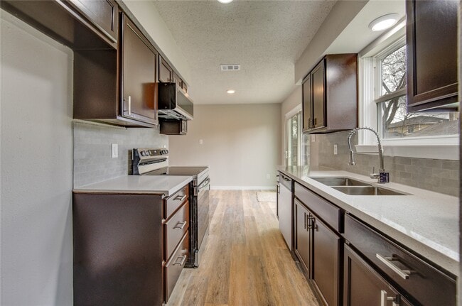 Building Photo - 7411 Trabajo Dr