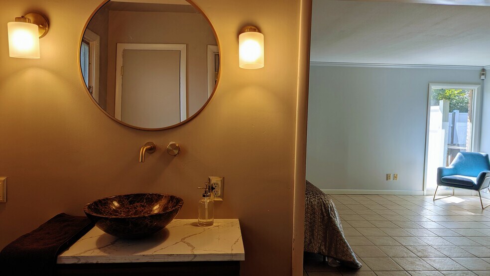 Building Photo - 550 Valewood Ln