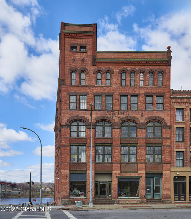 Building Photo - 145 River St