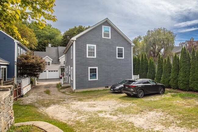 Building Photo - 12 Woodbury Ct