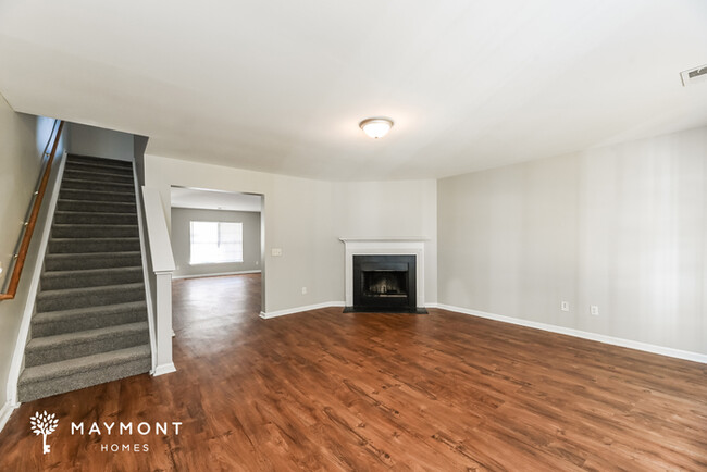 Building Photo - Stunning 5 Bedroom with Screened Back Porch!