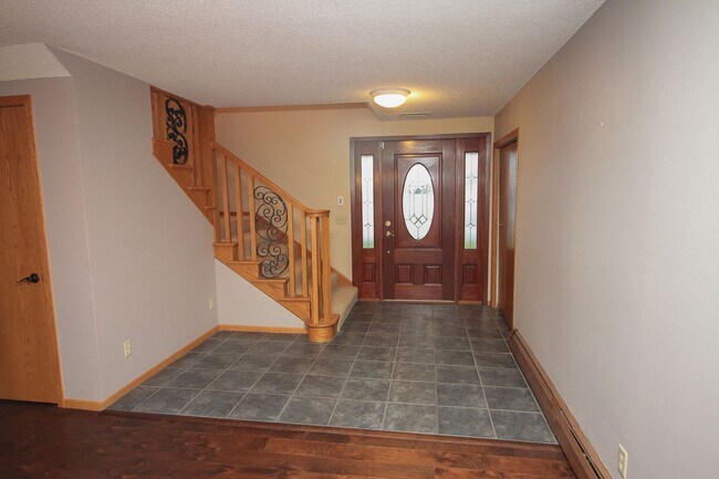 Building Photo - Lake Minnetonka Lakeshore!!