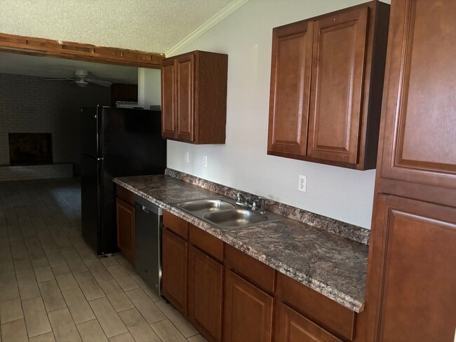 Building Photo - 3 bedroom, 1 bath with covered carport parking