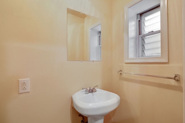Building Photo - Three Bedroom Graduate Hospital Home with Roof Deck!