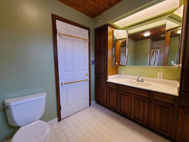 Building Photo - Charming 3-Bedroom, 2-Bathroom Home in South Haven, MI